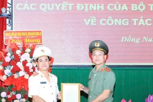 Đại tá Nguyễn Đức Hải (trái) nhận quyết định bổ nhiệm.