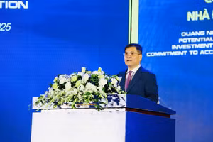 Ông Bùi Văn Khắng, Chủ tịch UBND tỉnh Quảng Ninh phát biểu tại hội nghị. 