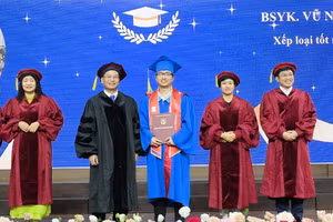 Duy nhận bằng tốt nghiệp bác sĩ loại giỏi.