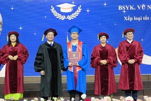 Duy nhận bằng tốt nghiệp bác sĩ loại giỏi.