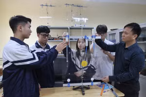 Thầy Trung và học trò thực hành trên bộ dụng cụ thí nghiệm.