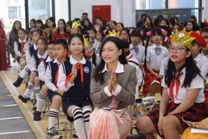 Giáo viên và học sinh tham dự ngày hội.