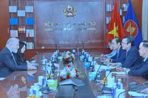 Thứ trưởng Bộ GD&ĐT Nguyễn Văn Phúc trao đổi cùng Đại sứ Hynek Kmonicek.