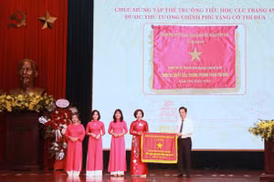 Bí thư Quận ủy Hoàn Kiếm trao Cờ thi đua của Thủ tướng Chính phủ cho Trường Tiểu học Tràng An.