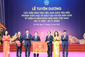 Bí thư Thành ủy Hà Nội Nguyễn Duy Ngọc, Bộ trưởng Bộ Giáo dục và Đào tạo Nguyễn Kim Sơn trao Cờ Thi đua xuất sắc của Chính phủ tặng Sở Giáo dục và Đào tạo Hà Nội.