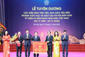 Bí thư Thành ủy Hà Nội Nguyễn Duy Ngọc, Bộ trưởng Bộ Giáo dục và Đào tạo Nguyễn Kim Sơn trao Cờ Thi đua xuất sắc của Chính phủ tặng Sở Giáo dục và Đào tạo Hà Nội.