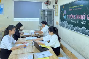 Giáo viên Trường THCS Lĩnh Nam hỗ trợ phụ huynh học sinh đăng ký tuyển sinh.