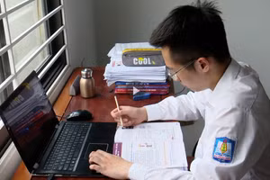 Nguyễn Tự Quyết bên góc học tập.