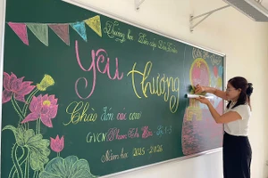 Những ngày này người dân, cán bộ chiến sỹ cùng các cô giáo đang gấp rút dọn dẹp vệ sinh, sẵn sàng cho lễ khai giảng sáng 5/9. 