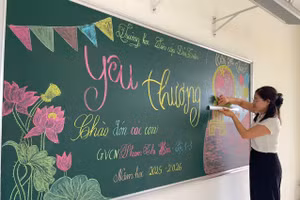 Những ngày này người dân, cán bộ chiến sỹ cùng các cô giáo đang gấp rút dọn dẹp vệ sinh, sẵn sàng cho lễ khai giảng sáng 5/9. 