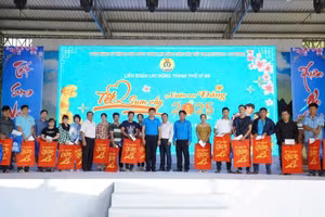 Công nhân lao động có hoàn cảnh khó khăn được hỗ trợ về quê ăn Tết.