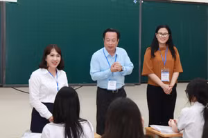 Giám đốc Sở GD&ĐT Hà Nội động viên các thí sinh dự thi tại điểm thi Trường THPT Yên Hòa.