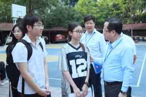 Giám đốc Sở GD&ĐT Hà Nội Trần Thế Cương động viên các thí sinh dự thi tại Trường THPT Cầu Giấy.