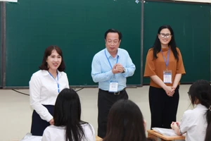 Giám đốc Sở GD&ĐT Hà Nội động viên các thí sinh dự thi tại điểm thi Trường THPT Yên Hòa.