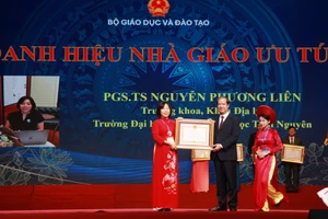 Bộ trưởng Bộ GD&ĐT Nguyễn Kim Sơn trao tặng danh hiệu Nhà giáo ưu tú cho PGS.TS Nguyễn Phương Liên