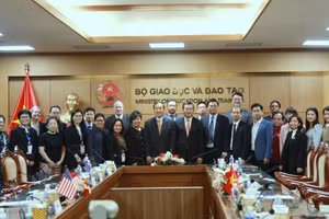 Các đại biểu chụp ảnh lưu niệm.