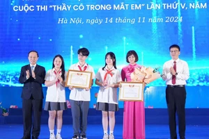 Ban tổ chức trao giải Đặc biệt cho các thí sinh.