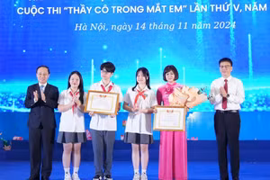 Ban tổ chức trao giải Đặc biệt cho các thí sinh.