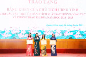 Bà Nguyễn Thị Hạnh, Phó Chủ tịch UBND tỉnh Quảng Ninh trao Bằng khen của UBND tỉnh cho các tập thể có thành tích xuất sắc năm học 2024-2025.