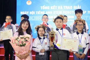 Cô trò Trường Tiểu học Nguyễn Trãi (phường Hà Đông) - đơn vị đoạt giải Xuất sắc của Ngày hội.