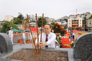 Ông Quản Minh Cường, Bí thư Tỉnh ủy Quảng Ninh dẫn đầu đoàn đại biểu dâng hương tưởng niệm các Anh hùng liệt sĩ.