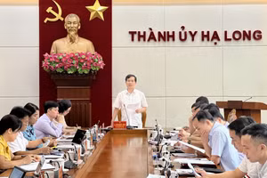 Ông Vũ Quyết Tiến, Bí thư Thành ủy Hạ Long phát biểu chỉ đạo tại cuộc họp.