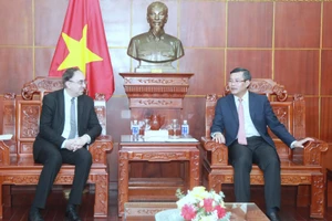 Thứ trưởng Nguyễn Văn Phúc trao đổi cùng Đại sứ Suren Baghdasaryan.