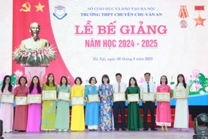 Nhà giáo Nguyễn Thị Nhiếp trao thưởng cho các giáo viên tiêu biểu.