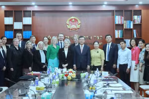 Các đại biểu chụp ảnh lưu niệm.