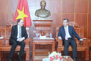 Thứ trưởng Nguyễn Văn Phúc trao đổi cùng Đại sứ Suren Baghdasaryan.