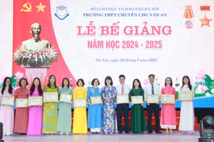 Nhà giáo Nguyễn Thị Nhiếp trao thưởng cho các giáo viên tiêu biểu.