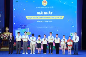 Ông Nguyễn Ngọc Hà - Phó Cục trưởng Cục Quản lý chất lượng (Bộ GD&ĐT) và ông Đoàn Hồng Nam - Chủ tịch IIG Việt Nam trao thưởng cho các học sinh đoạt giải Nhất.