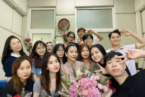 Nhà giáo, nghệ sĩ Lê Thị Kim Tuyến cùng học trò.