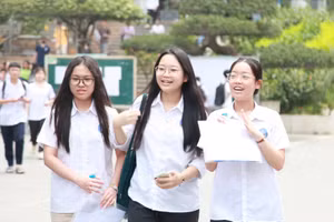 Thí sinh dự thi tại điểm thi Trường THPT chuyên Hà Nội - Amsterdam.