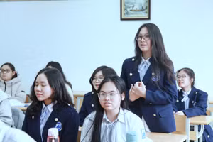 Học sinh lớp chuyên tiếng Nga Trường THPT chuyên Hà Nội - Amsterdam.