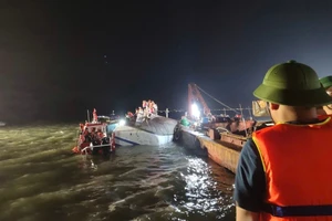 Lực lượng chức năng xuyên đêm tìm kiếm nạn nhân mất tích.