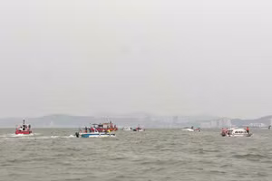 Lực lượng chức năng tìm kiếm nạn nhân mất tích.