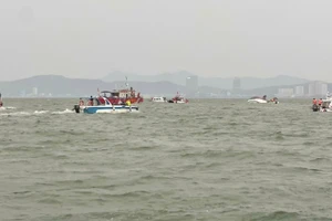 Khu vực tàu du lịch bị lật.