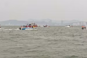 Khu vực tàu du lịch bị lật hôm 19/7.