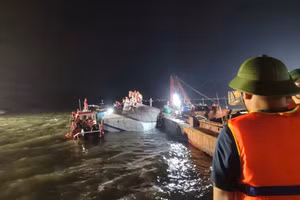 Lực lượng chức năng xuyên đêm tìm kiếm nạn nhân mất tích.