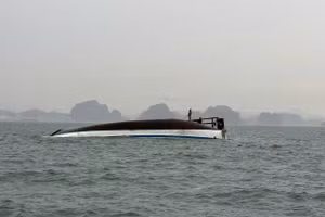 Tàu du lịch Vịnh Xanh 58 bị lật hôm 19/7.