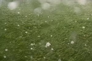 Mưa đá xuất hiện tại Quảng Ninh chiều 19/7.