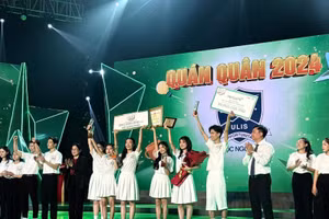 Ban tổ chức trao giải cho các đội thi.