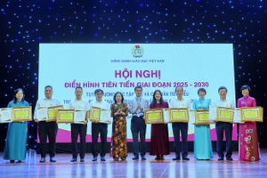 Bà Thái Thu Xương - Phó Chủ tịch Thường trực Tổng Liên đoàn Lao động Việt Nam và ông Nguyễn Ngọc Ân - Chủ tịch Công đoàn Giáo dục Việt Nam trao bằng khen và giấy chứng nhận cho các tập thể xuất sắc.