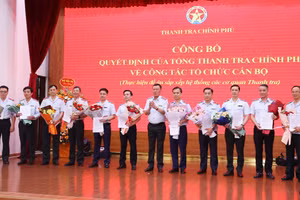 Ông Đoàn Hồng Phong - Tổng Thanh tra Chính phủ trao các quyết định về công tác cán bộ tại Thanh tra Chính phủ.