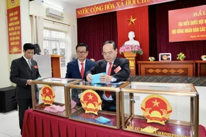 Ông Quản Minh Cường, Bí thư Tỉnh ủy Quảng Ninh bỏ phiếu bầu cử đại biểu Quốc hội và HĐND các cấp.