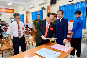 Ông Quản Minh Cường, Bí thư Tỉnh ủy Quảng Ninh kiểm tra tại khu vực bỏ phiếu số 20, phường Hồng Gai.