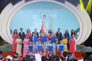 Văn nghệ chào mừng lễ kỷ niệm.