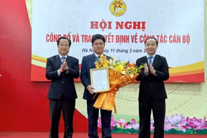 Lãnh đạo Sở GD&ĐT Hà Nội trao quyết định bổ nhiệm cho ông Nguyễn Xuân Thành.