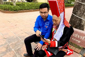 Đoàn viên hướng dẫn người dân cài đặt các ứng dụng chuyển đổi số ở Quảng Ninh.